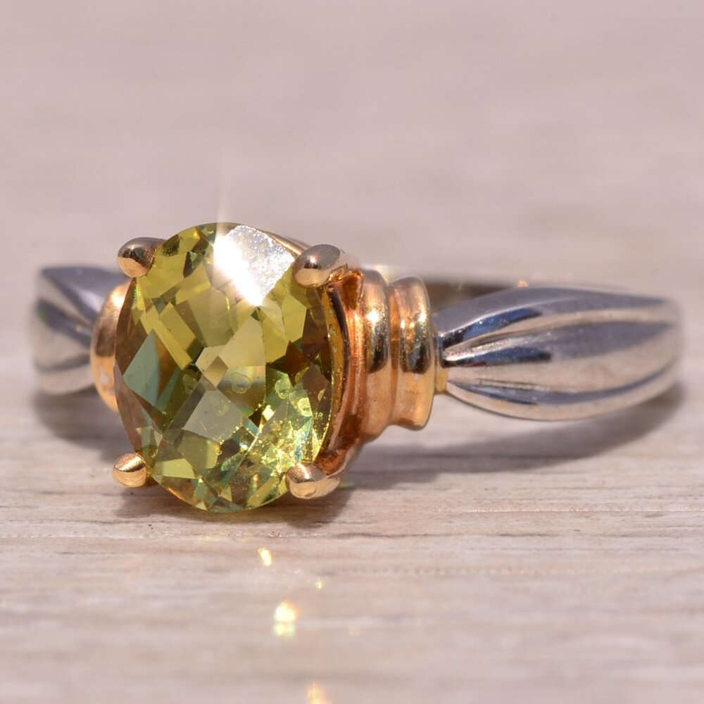 Peridot Ring in Yellow and White Gold - Picture 3 of 11